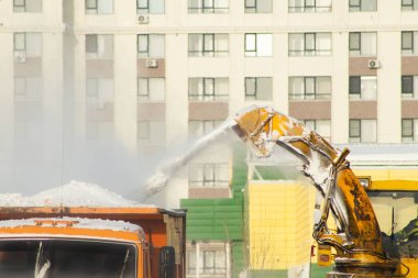 Kente Bir Çöp Kamyonu Yükleyen Sarı Kar Fırtınası Kenar Açı Görünümü
