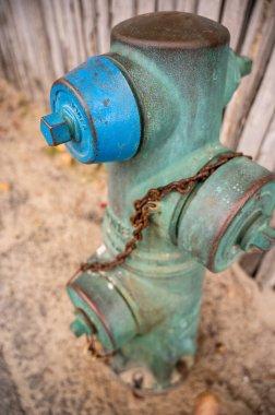 Yıpranmış endüstriyel yangın musluğu ve paslanmış demir ve çelik boru montajı.