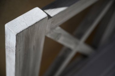 Kırsal dokuyu ve çapraz kiriş inşaat detaylarını gösteren eskimiş ahşap çitlerin yakınlaştırılması doğal tahıl ve eskimiş işçiliği vurguluyor