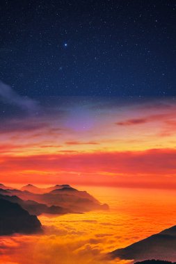 Yıldızlı gece gökyüzü gün batımında, alacakaranlıkta dağ manzarası telefon duvar kağıdı için.