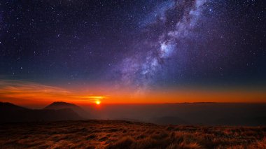 Ufuk ötesindeki galaksiyle gün doğumu manzarası, masaüstü duvar kağıtları için sakin bir alacakaranlık manzarası çizimi