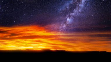 Galaksinin gece gökyüzü ile gün batımı bir dağ gölgesi üzerinde, sakin bir akşam masabaşı duvar kâğıdı