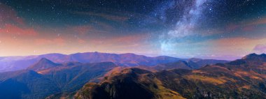 4k ultra geniş karlı dağ manzarası Samanyolu galaksisi günbatımında uzayda, masaüstü duvar kağıtları için geniş manzara