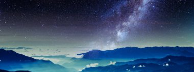 4k ultra geniş karlı dağ manzarası günbatımında uzayda parlayan galaksi, masaüstü duvar kağıtları için geniş manzara