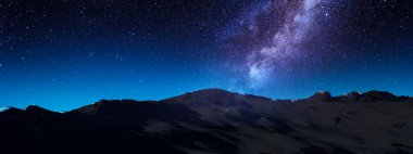 Galaksi gece arkaplanı 4k ultra geniş manzara ile yıldızlı gökyüzü altında dağ, masaüstü veya görsel projeler için uzay duvar kağıdını gevşetin