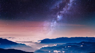 Karlı bir dağ ve günbatımı gökyüzü üzerinde gece gökadası, masaüstü veya görsel şablon için 4k boşluk arkaplanı