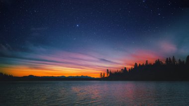 Gün batımında bir orman gölü üzerinde HD yıldız arka planı, masaüstü duvar kağıtları için alan temalı soğuk açık hava manzarası