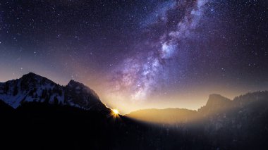 Karlı bir dağ ve günbatımı gökyüzü üzerinde gece gökadası, masaüstü veya görsel şablon için 4k boşluk arkaplanı