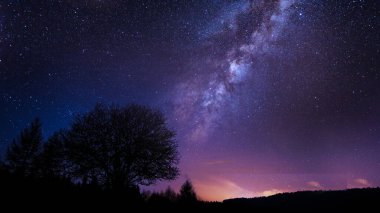 Galaksi duvar kâğıdı. Huzurlu bir doğa manzarası. Yıldızlı gecenin altında.