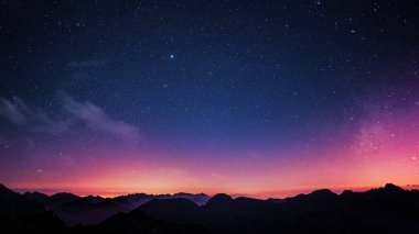 Günbatımında yıldızlı pembe eğimli gökyüzü, masaüstü duvar kağıdı veya görsel şablon için sakin doğa ve evren manzarası