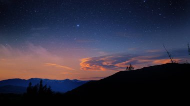 Alacakaranlık vakti yıldızlı gecenin altında HD dağ manzarası, masaüstü arkaplanı ya da görsel duvar kağıdı için evren sahnesinin dijital çizimi