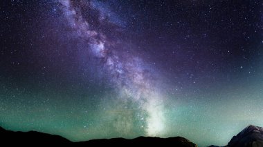 Alacakaranlıkta yıldızlı gece ile 4k galaksi duvar kağıdı, rahatla evren manzarası Masaüstü duvar kağıtları için 3d illüstrasyon