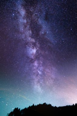 Telefon duvar kağıdı veya görsel şablon için dikey yıldızlı gece ve galaksi arkaplanı, evrenin dijital manzara çizimi