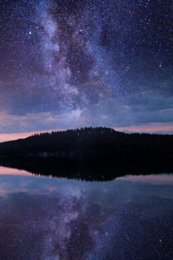 Telefon arkaplanı veya sosyal medya görüntüsü için Galaxy gece gölü yansıması dikey duvar kağıdı, yıldızlı gökyüzü 3D illüstrasyon