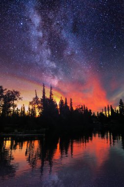 Günbatımında göl yıldızlı galaksi gecesini yansıtıyor, telefon ekranı için HD uzay duvar kağıdı, doğa manzarasını gevşetiyor.