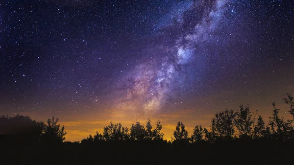 Günbatımı gökadası gökyüzü uzayda yıldızlar, 4k evren manzarası 3d resimli masaüstü duvar kağıdı
