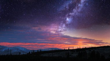 Yıldızlı gökyüzünde galaksiyle akşam batımı, 4k evren manzarası Masaüstü arkaplanı için 3d illüstrasyon