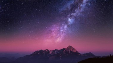 Samanyolu Galaksisi 'nin altında gün batımı pembe renginde, huzur dolu dağ manzarası masaüstü duvar kağıtları için 3D illüstrasyon