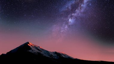 Gün batımında yıldızlı pembe ve mor gökada gecesi gökyüzü, masaüstü veya görsel projeler için HD galaksi dağ arkaplanı