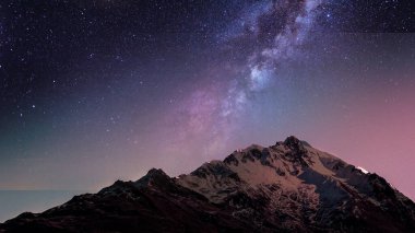 Yıldızlı gecenin altında dağlı 4k galaksi manzarası, masaüstü duvar kağıtları için manzaralı evren dijital arkaplan