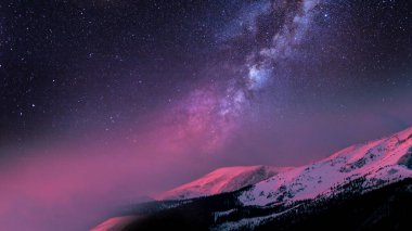 4k pembe eğimli gece gökyüzü ve uzayda yıldızlar, masaüstü görsel arka planı için günbatımı dağ manzarası duvar kağıdı