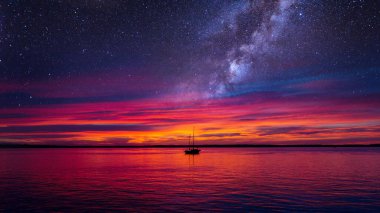 Yıldızlı gecenin altında bir nehir manzarası üzerinde gün batımı gökyüzü, masaüstü duvar kağıdı veya görsel arkaplan için 4k galaksi arkaplanı