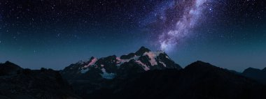 Masaüstü için ultra geniş arka planda dağ galaksisi, gece için 4k yıldızlı evren manzarası 3d duvar kağıdı