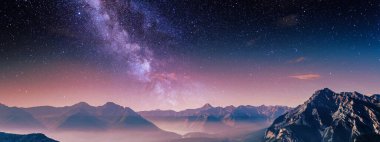 Gün batımında bir dağ vadisinde yıldızlarla geçen galaksi gecesi, masaüstü duvar kâğıdı veya görsel tasarım için 4k ultra geniş arkaplan