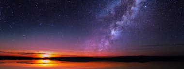 Galaksinin günbatımı göl yansıması ve yıldızlı gökyüzü, masaüstü duvar kağıdı için 4k ultra geniş arkaplan