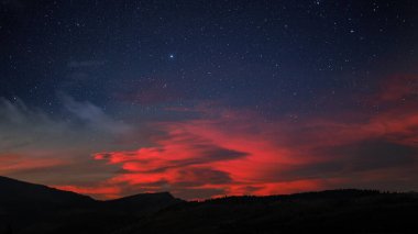 HD gün batımı bir dağ gölgesinde yıldızlı gökyüzü, masaüstü duvar kağıtları için evrenin gece arkaplanı