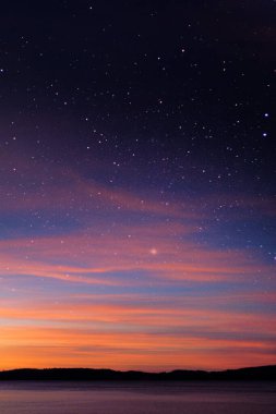 Gün batımında göl üzerinde yıldızlı gece gökyüzü, sakin günbatımı gökyüzü ve telefon duvar kağıdı veya görsel arkaplan için uzay teması