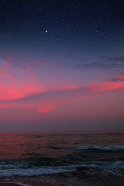 Sabah gradyan gökyüzü ve yıldızlı gece şafak vakti bir manzara üzerinde, telefon duvar kâğıdı için güzel evren manzarası