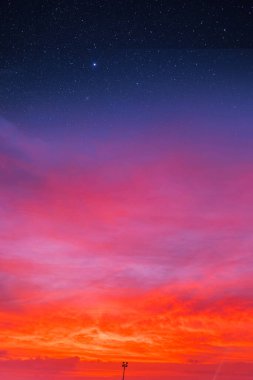 Pembe günbatımı gradyan gökyüzü arkaplanı, HD yıldızlı gece fotokopi alanı arkaplanı veya telefon duvar kağıdı için