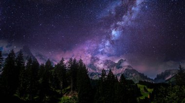 Samanyolu Galaksisi ve yıldızlı bir gökyüzü alacakaranlıkta bir dağ manzarası, 4k evren manzara masaüstü arka planı veya pc duvar kağıdı