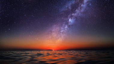 Bir galaksinin altında gün batımı okyanus manzarası ve alacakaranlıkta yıldızlı bir gece, masaüstü duvar kağıtları için 4k evren gökyüzü arka planı