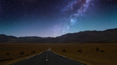 Galaksi gökyüzünün altında 4k yol arkaplanı ve akşam karanlığında yıldızlı bir gece, masaüstü arkaplanı için 4k evren manzarası