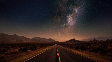 Galaksi ufku ve alacakaranlık günbatımında bir dağ yolu manzarası üzerinde yıldızlı bir gece, masaüstü arkaplanı görüntüsü için uzay duvar kağıdı görüntüsünü gevşetin