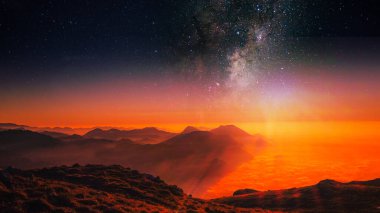 4k gün batımı galaksi ve yıldızlı bir gökyüzü gün batımında bir dağ manzarası üzerinde, masaüstü duvar kağıtları için alan arkaplanı rahatlat