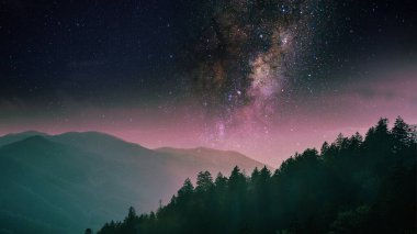 Bir galaksinin 4k uzay arkaplanı ve yıldızlı gece gökyüzü bir dağ ormanı vadisi üzerinde alacakaranlık, 4k doğa ve evren masaüstü duvar kağıtları için manzara