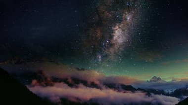 Galaksi ve yıldızlı gece gökyüzü bir kar dağı üzerinde, masaüstü duvar kağıtları için 4k kozmik manzara