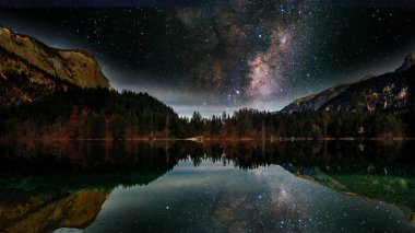 Galaksi gecesi ve bir orman gölü üzerinde yıldızlı bir gökyüzü, masaüstü duvar kağıdı veya web arkaplanı için 4k göl yansıması manzarası