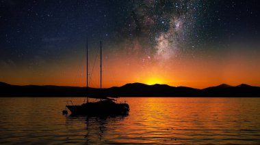 Günbatımı galaksisi gökyüzü ve bir nehir dağı üzerinde yıldızlı bir gece alacakaranlıkta teknelerle, masaüstü duvar kağıtları için manzaralı evren manzarası