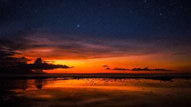 Günbatımı plaj gökyüzü ve alacakaranlıkta okyanus üzerinde yıldızlı bir gece, masaüstü duvar kâğıdı veya web arkaplanı için manzaralı deniz manzarası