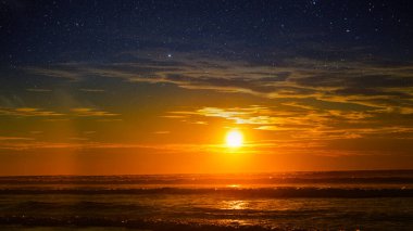 Sarı güneş ve gün batımında bir sahil kıyısında yıldızlı bir gece, masaüstü arka planı için 4k tropikal plaj manzarası duvar kağıdı