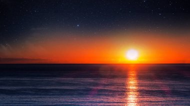 Gün batımında deniz kıyısında yıldızlı gece gökyüzü, okyanus sahili manzara duvar kağıdı