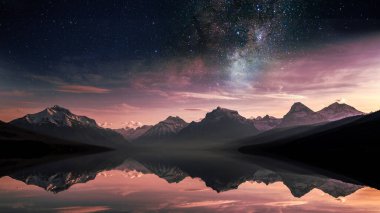 Dağ Gölü galaksiyi yansıtır ve günbatımında yıldızlı bir gökyüzü, masaüstü duvar kağıtları için barışçıl kozmik manzara