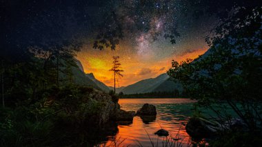 Galaksinin arka planı ve gün batımında bir dağ manzarası üzerinde yıldızlı bir gece, sakin bir günbatımı duvar kağıdı.