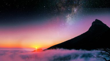 Pembe eğimli gökyüzü ve yıldızlı gece sisli bir dağın üzerinde alacakaranlık günbatımında, güzel dağ manzarası