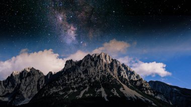 Galaksi gecesi ve yıldızlı bir gökyüzü alacakaranlıkta bir dağın üzerinde, manzaralı kozmik manzara 4k duvar kağıdı