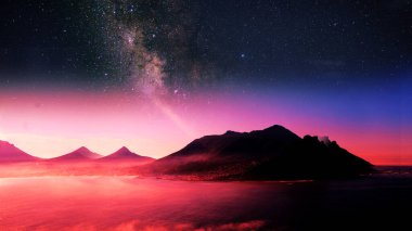 Pembe gün batımı ve alacakaranlıkta bir dağın üzerinde yıldızlı bir gökada manzaralı kozmik manzara 4k duvar kağıdı